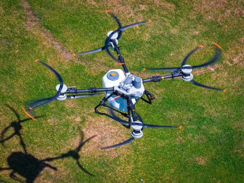 La alcaldía de Santa Ana es de las primeras municipalidades que implementa el recurso de los drones en beneficio de los agricultores. Foto EDH/Cortesía