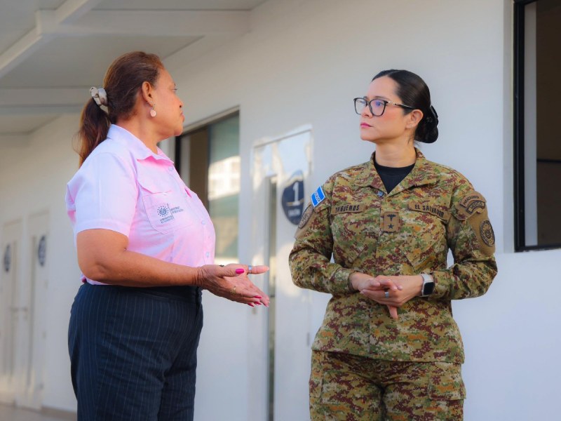 La ministra de Educación. Karla Trigueros, supervisó el reinicio de clases tras la emergencia provocada por la tormenta tropical Cristina. Foto EDH/Cortesía