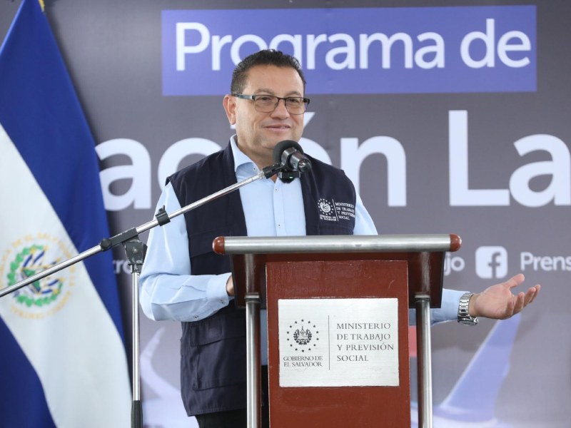 El ministro de Trabajo, Rolando Castro, señaló que el contingente de habitantes de El Salvador es el más grande enviado a Canadá. Foto EDH/Cortesía