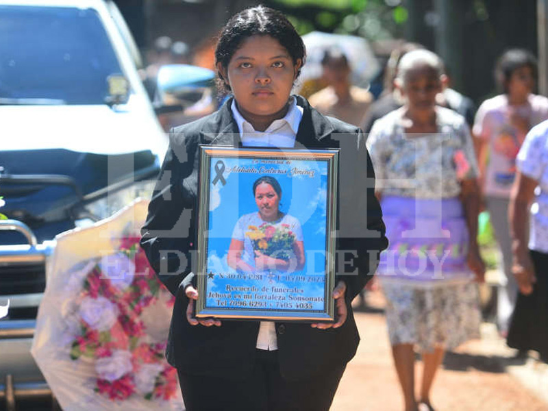Retrato de Adelaida Contreras cuando iban al cementerio