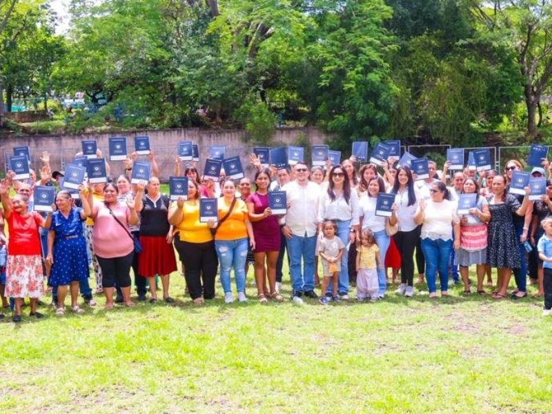 Gobierno escrituras de propiedad a habitantes en Morazán