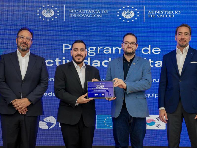 La entrega del equipo tecnológico fue realizada el jueves 4 de junio de 2026. Foto EDH/Cortesía