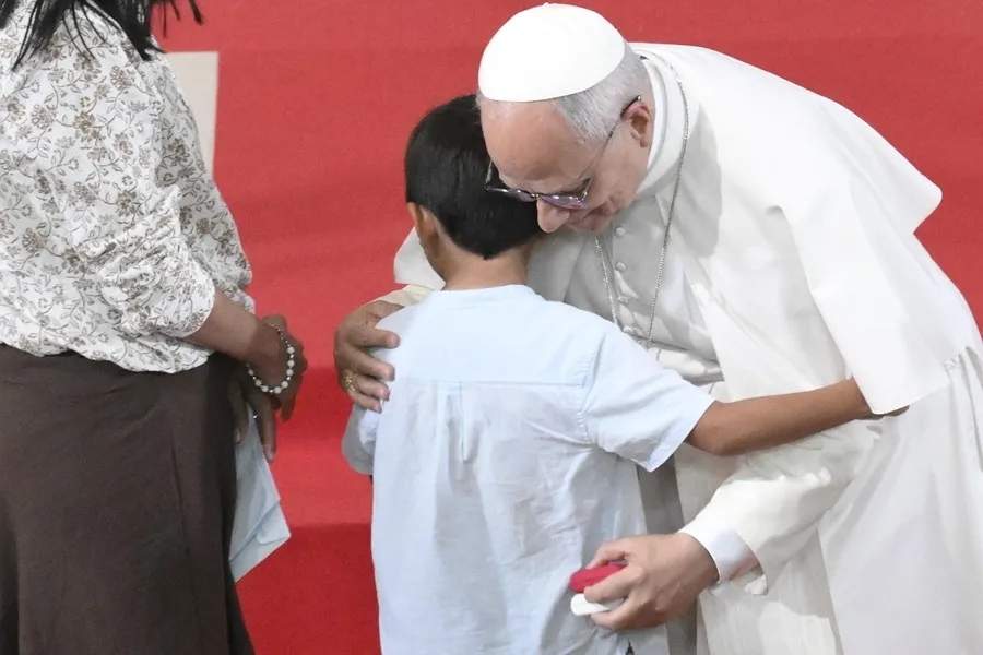 El papa León XIV bendice a un niño a su llegada a la iglesia de Sant Augusti, en Montserrat, cerca de Barcelona. EFE