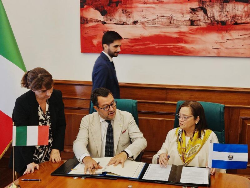 Italia El Salvador firma licencias
