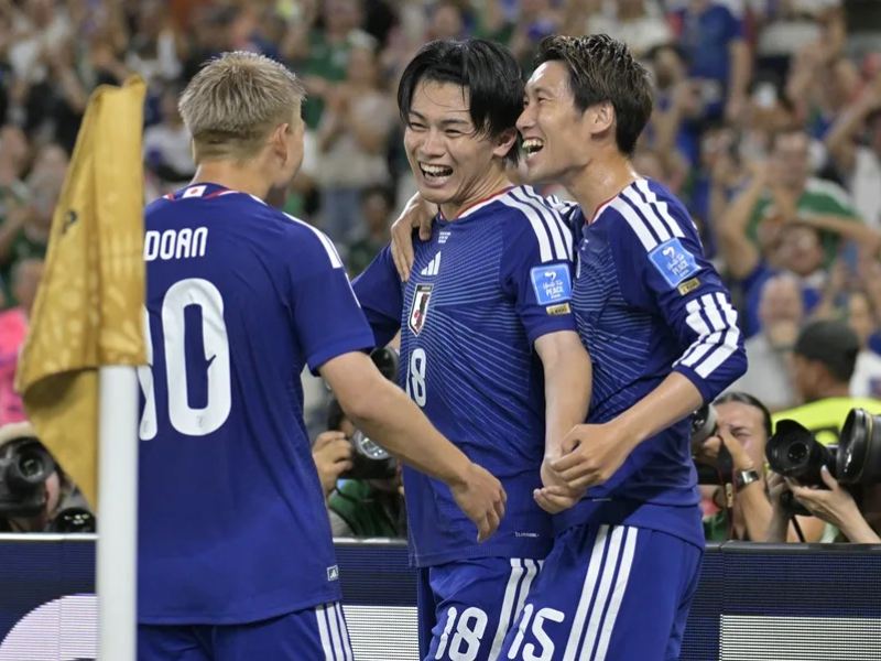 Ayase Ueda (c) de Japón celebra su gol ante Túnez en el partido del grupo F del Mundial disputado el sábado en Monterrey (México). EFE/ Miguel Sierra