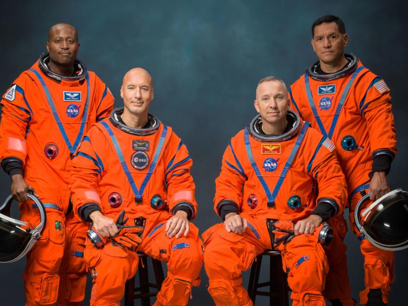 Fotografía cedida por la NASA de los integrantes de la tripulación de la misión Artemis III, de izquierda a derecha, Andre Douglas, Luca Parmitano, Randy Bresnik, y Frank Rubio. EFE/Bill Stafford/NASA