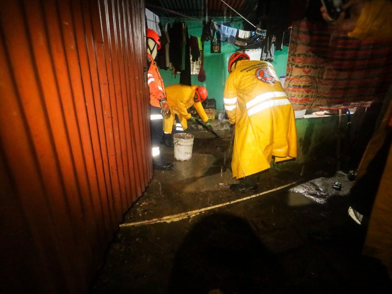 Las autoridades han estado pendientes de las emergencias reportadas en las últimas horas debido a las fuertes lluvias. Foto EDH/Cortesía