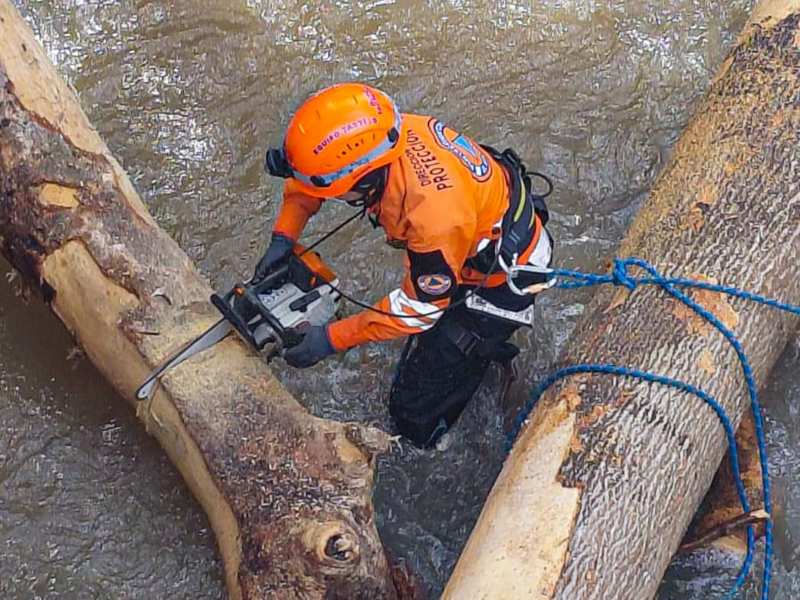Protección Civil indicó que tras las lluvias de las últimas horas, Equipo Táctico Operativo realizó remoción de árboles que obstaculizaban el flujo del agua. Ocurrió en el caserío Guarnecia, cantón El Jute, distrito de Texistepeque, Santa Ana Norte. FotoEDH/Cortesía