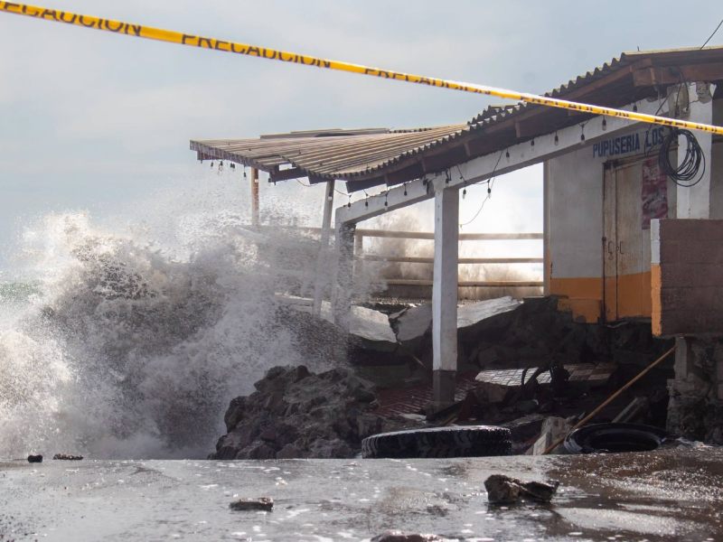 El municipio de Sonsonate Oeste informó que el fuerte oleaje continúa generando afectaciones en la zona de Capitanía, en el distrito de Acajutla, donde se han registrado daños en infraestructura y negocios ubicados en la franja costera. Foto EDH/Cortesía