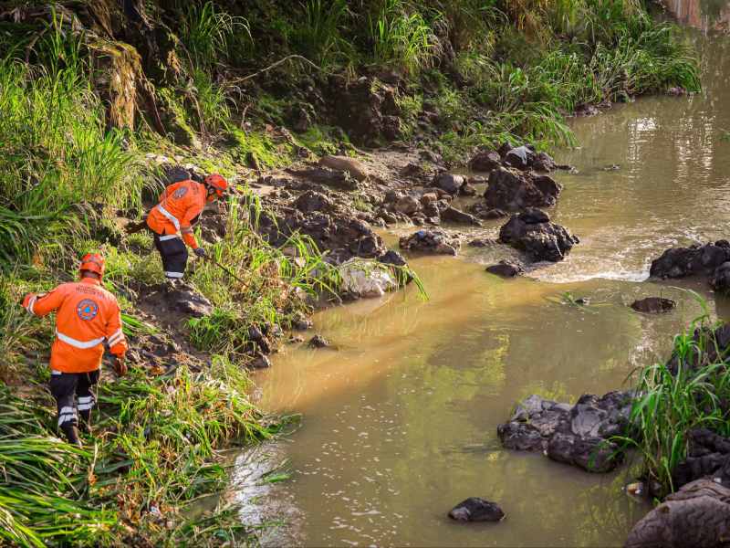 Las autoridades realizan jornadas de limpieza en ríos y quebradas para prevenir inundaciones ante el aumento de las lluvias. Foto EDH/Cortesía