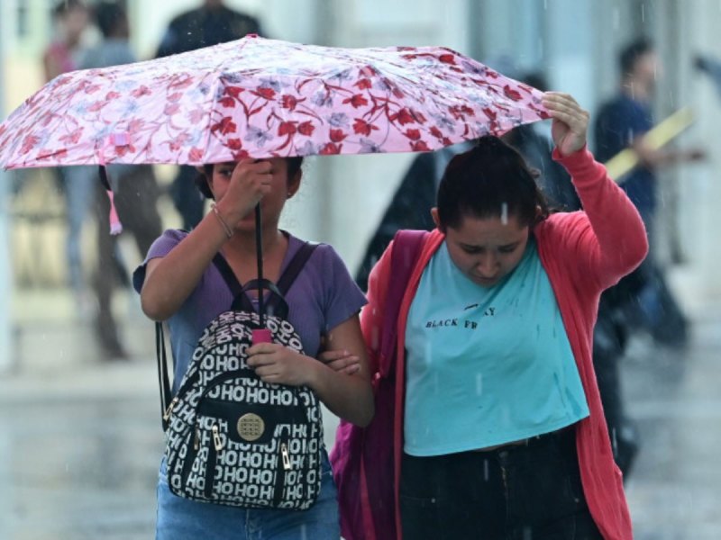 El MAR pronosticó lluvias en varias zonas del país. Las personas deben de salir preparadas de sus casas, con sombrillas y paraguas. Foto EDH/Archivo