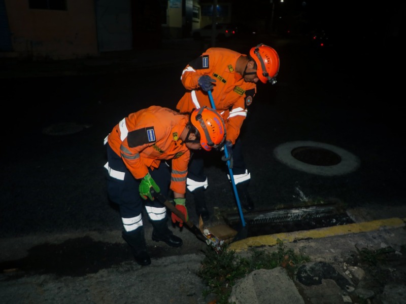 Ante las lluvias de las últimas horas, Protección Civil realiza monitoreo preventivo y limpieza de tragantes y cunetas en la colonia Médica, en San Salvador Centro. Foto EDH/Cortesía