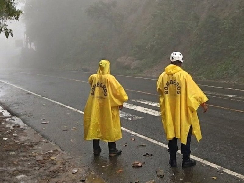 Miembros del Cuerpo de Bomberos realizaron monitoreo preventivo por lluvias en el cantón El Túnel, distrito de La Palma, Chalatenango Norte. Foto EDH/Cortesía