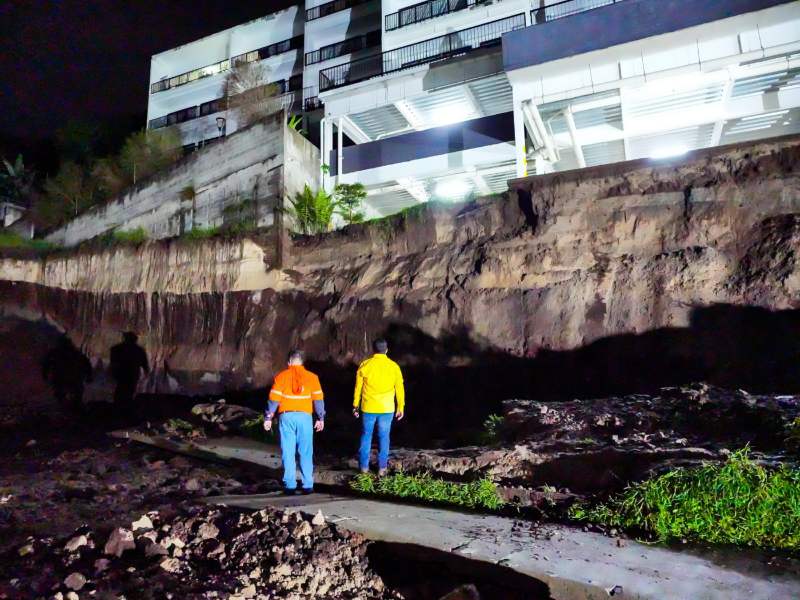 Las autoridades realizaron la evacuación de los apartamentos del condominio en San Salvador como medida preventiva. Foto EDH/Cortesía