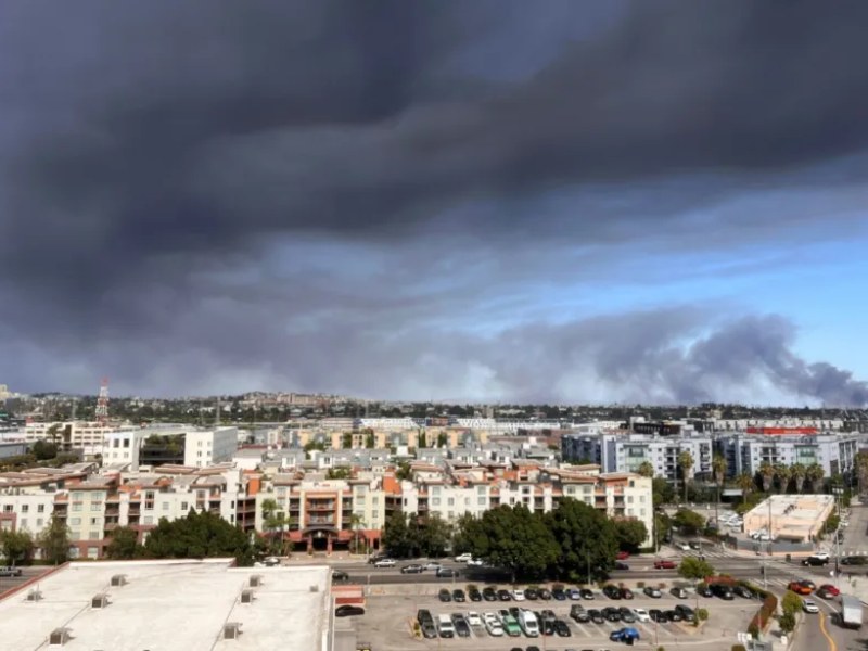 Imagen panorámica del incendio en Los Ángeles. Foto EDH/AFP