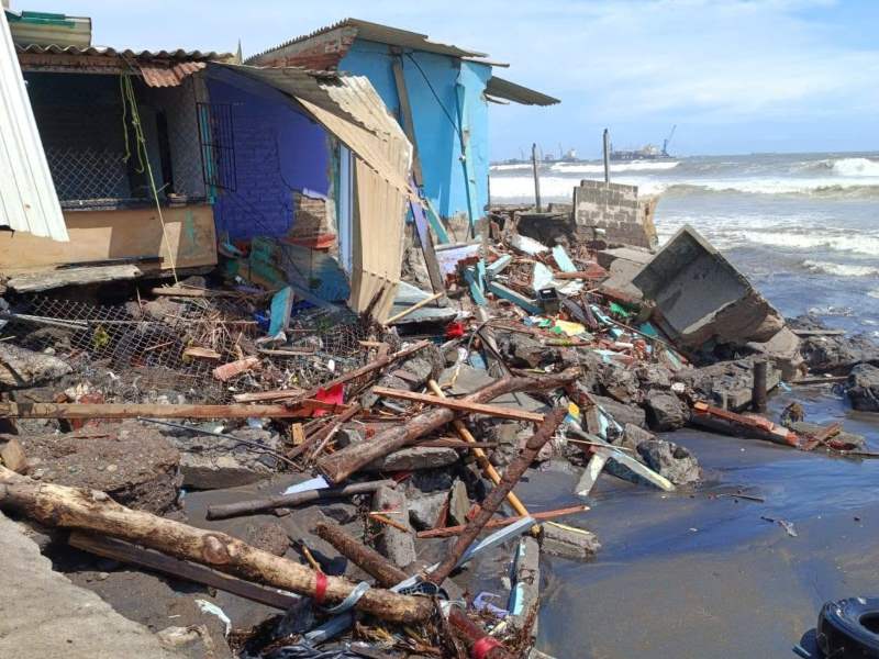 El aumento del oleaje provocó daños, la semana anterior, en el distrito de Acajutla. El MARN advierte de una situación similar para los próximos días. Foto EDH/Cortesía