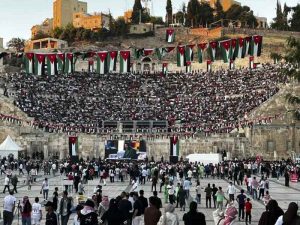 Cientos de aficionados jordanos en el Teatro Romano de Amán, para ver uno de los partidos de su selección. EFE/Hayat al Dbeas
