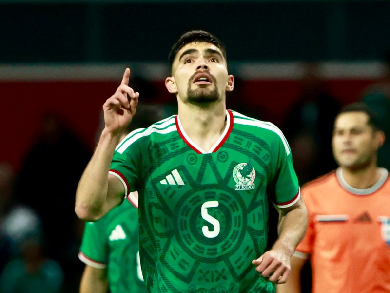 Johan Vásquez de México celebra un gol el pasado 4 de junio, en un partido amistoso entre México y Serbia previo a la Copa Mundial de Fútbol, en el estadio Nemesio Diez en Toluca (México). EFE/ Felipe Gutiérrez