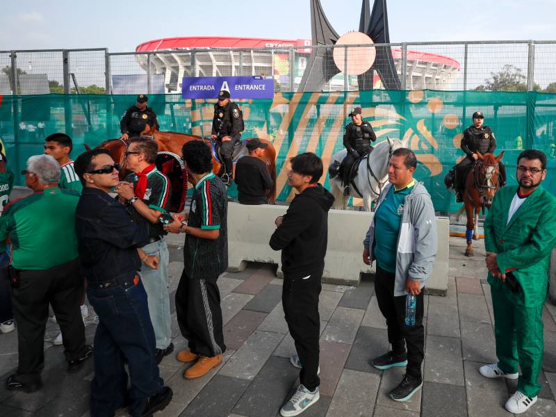 Aficionados hacen fila para ingresar a la inauguración del Mundial de la FIFA 2026 este jueves, en el estadio de Ciudad de México (México). EFE/Isaac Esquivel