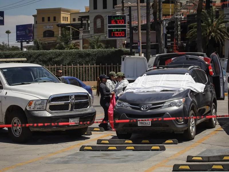 Integrantes de la Policía mexicana custodian la zona de un crimen cerca del lugar donde entrena la selección de Irán este sábado, en Tijuana (México). EFE/