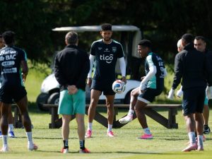 Jugadores de la selección de Panamá entrenan este lunes, en el complejo deportivo de Nottawasaga, en Ontario (Canadá). EFE