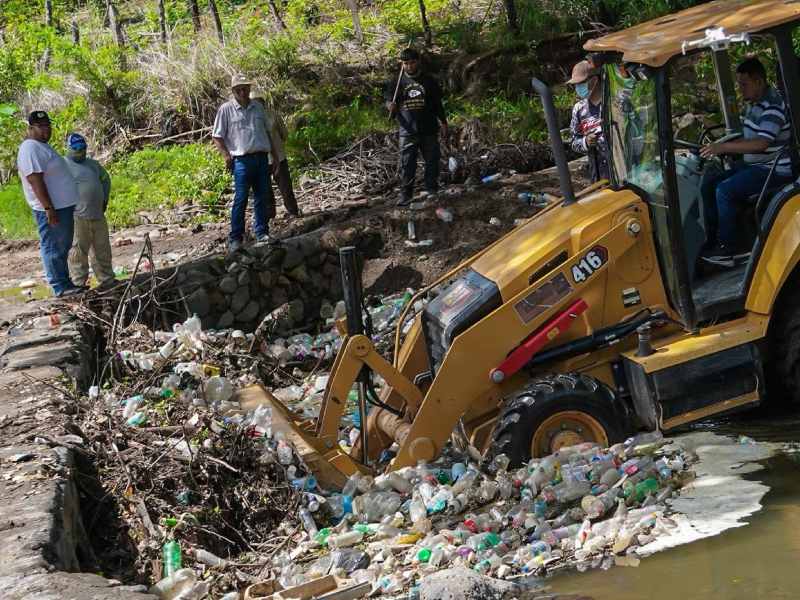El alcalde de La Unión Norte, Edwin Serpas, compartió imágenes de la extracción de desechos sólidos, como plástico, que realizaron en el lugar conocido como La Pista en el distrito de Santa Rosa de Lima. Foto EDH/Cortesía