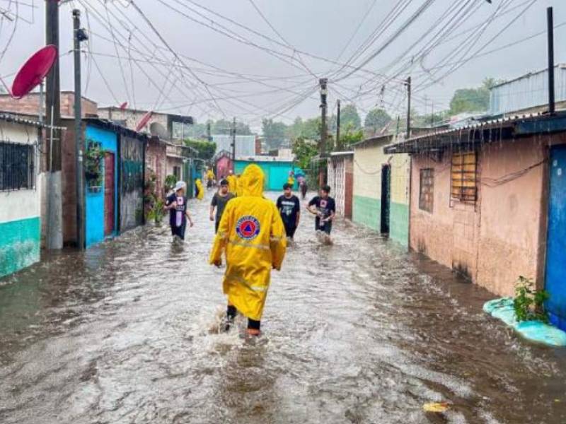 En junio de 2023, así lucía la calle Modelo, en el barrio del mismo nombre. Varios carros y un bus fueron evacuados de la misma para evitar tragedias. Foto EDH / Archivo