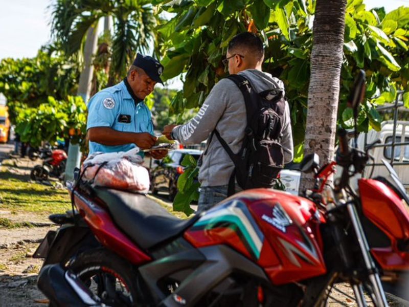 Sanciones del CAM a motociclistas por estacionar en espacios verdes