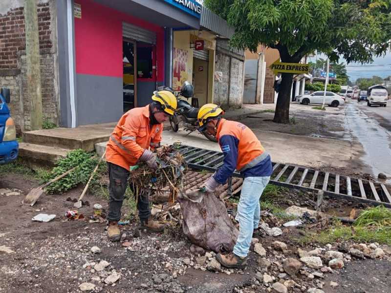 Tras lo ocurrido por las lluvias, la alcaldía ha realizado una jornada de limpieza en tragantes, logrando extraer una variedad de desechos sólidos. Foto EDH/Cortesía