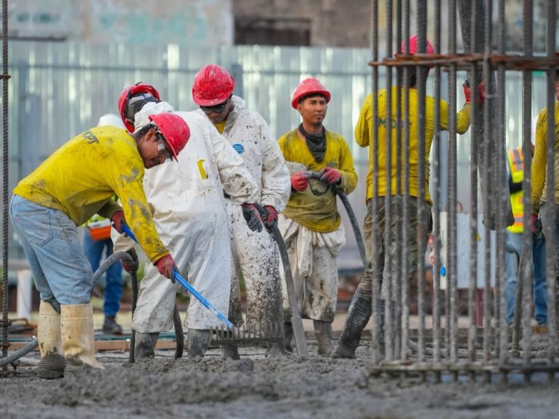 La construcción del mercado de Santa Ana ocurre luego del incendio de la antigua infraestructura. Foto EDH/Cortesía