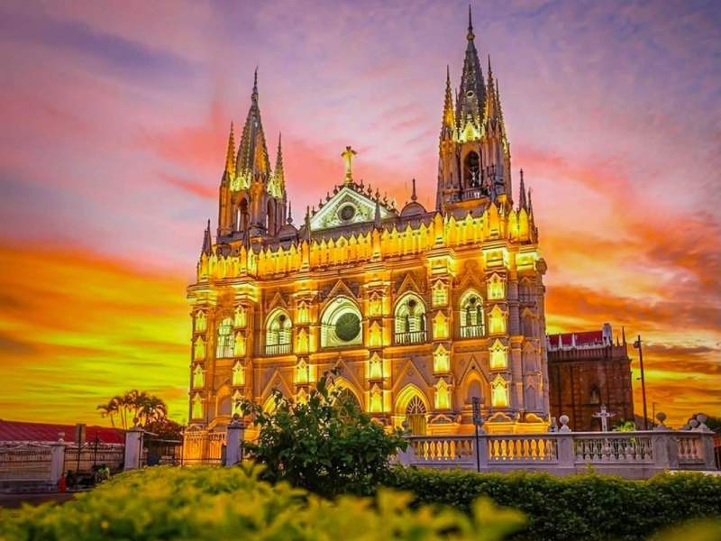 La Catedral de Santa Ana es uno de los lugares más visitados por turistas. Foto EDH/Cortesía
