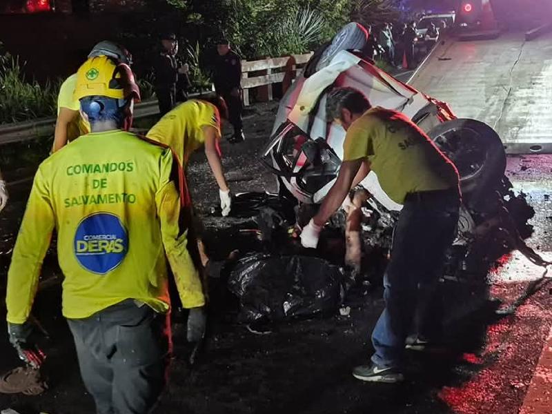 Miembros de Comandos de Salvamento, seccional Sonsonate, atendieron la emergencia. Foto EDH/Cortesía