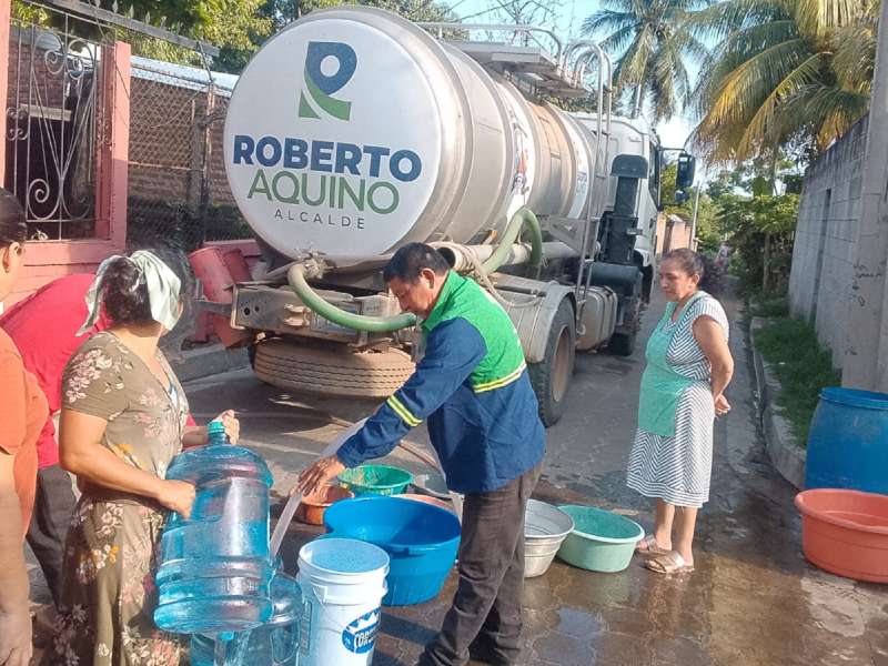 La alcaldía de Sonsonate Centro ha distribuido agua a diferentes comunidades afectadas, entre ellas Palermo, El Calvario y Castaño, entre otros. Foto EDH/Cortesía