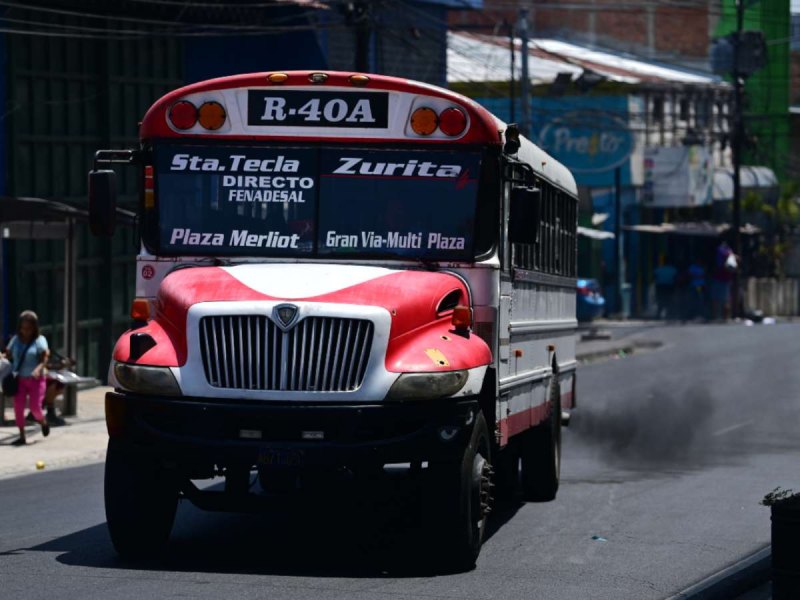 La falta de ingresos obliga a los transportistas a no intervenir las unidades oportunamente. Foto EDH/Archivo
