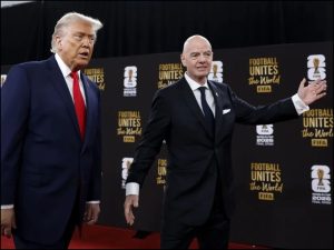 Fotografía de archivo del presidente de Estados Unidos, Donald Trump (i), y el presidente de la FIFA, Gianni Infantino (d), en Washington (EE.UU.). EFE/EPA/Will Oliver