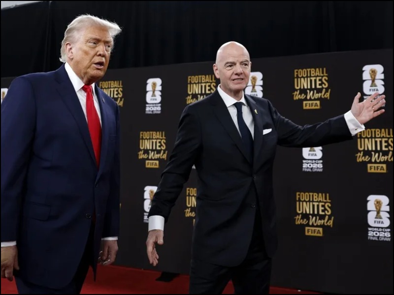Fotografía de archivo del presidente de Estados Unidos, Donald Trump (i), y el presidente de la FIFA, Gianni Infantino (d), en Washington (EE.UU.). EFE/EPA/Will Oliver