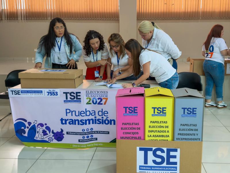 Fotografía retomada del TSE cuando anunció el desarrollo de la primera Prueba Interna al Sistema de Transmisión de JRV. Foto EDH/Cortesía