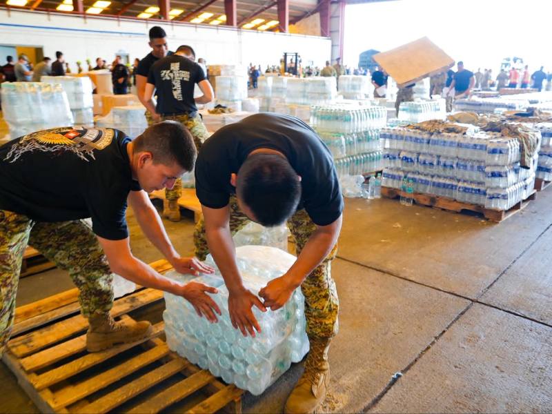 Entre los insumos que serán enviados a Venezuela desde El Salvador está agua potable. Foto EDH/Cortesía