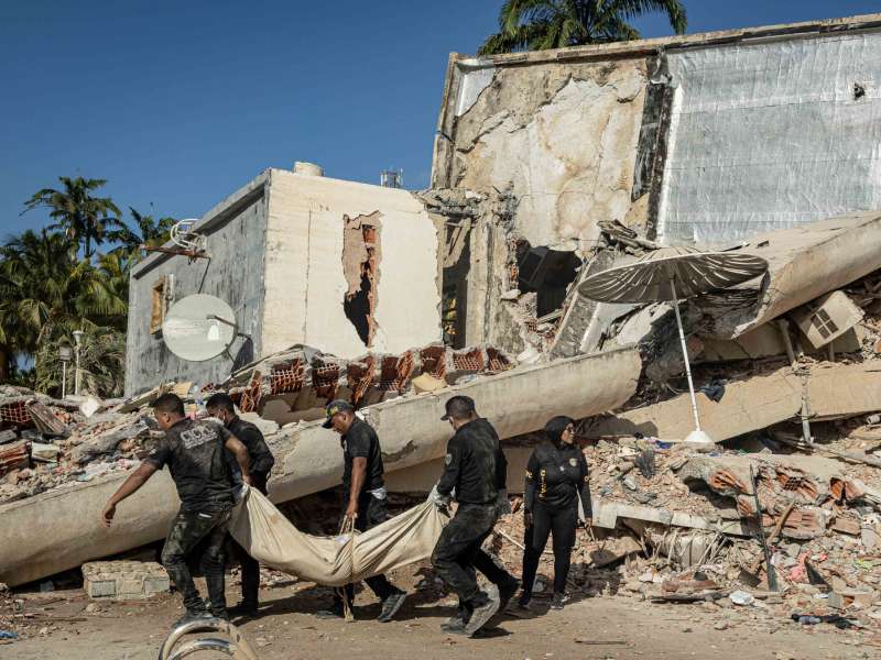 Rescatistas trasladan un cuerpo este sábado, en La Guaira (Venezuela). EFE/ Henry Chirinos