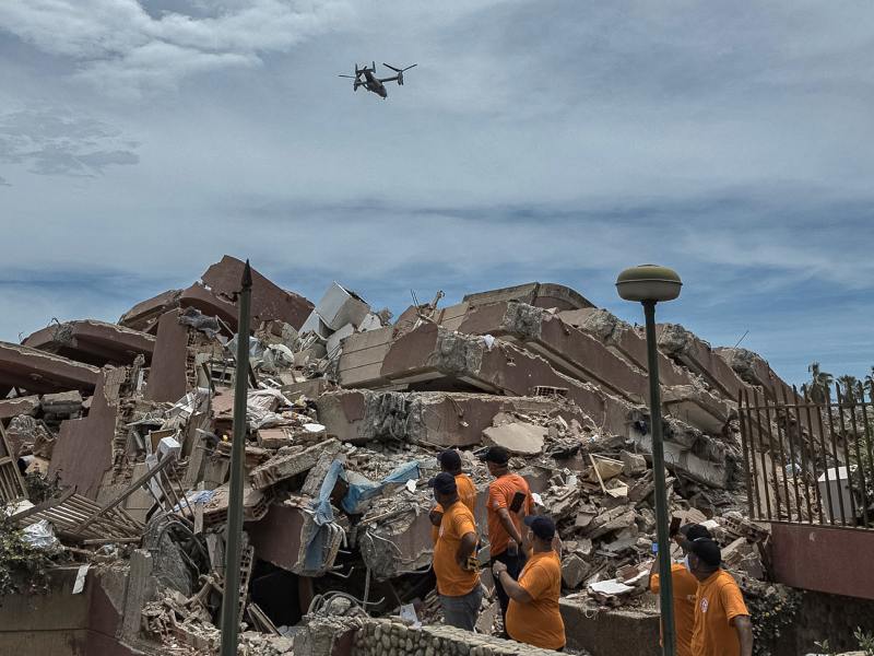 Rescatistas trasladan un cuerpo este sábado, en La Guaira (Venezuela), zona más afectada por los terremotos. EFE/ Henry Chirinos