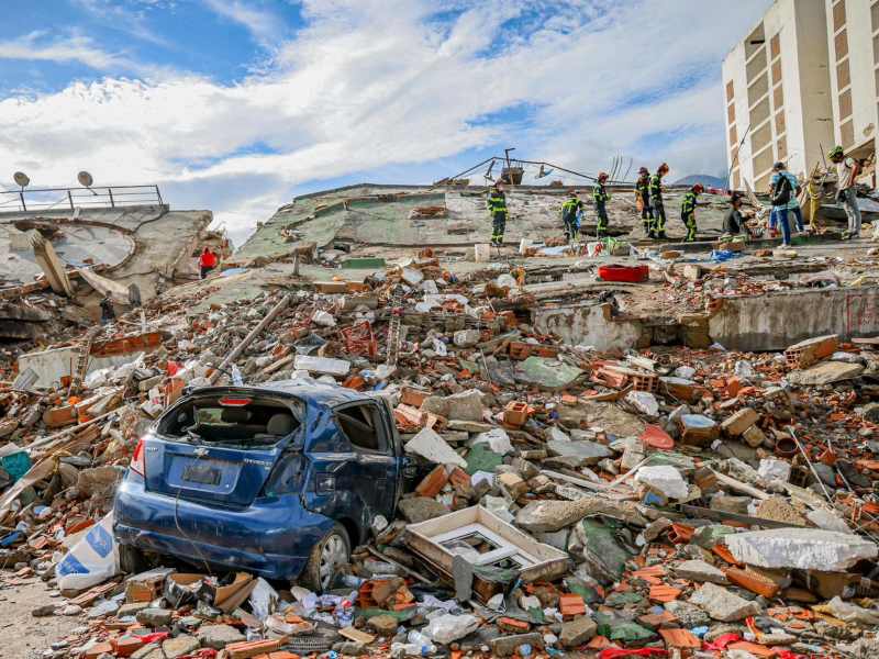 El Salvador participa en la búsqueda de víctimas entre los escombros que dejaron los terremotos en Venezuela. Foto EDH/Cortesía