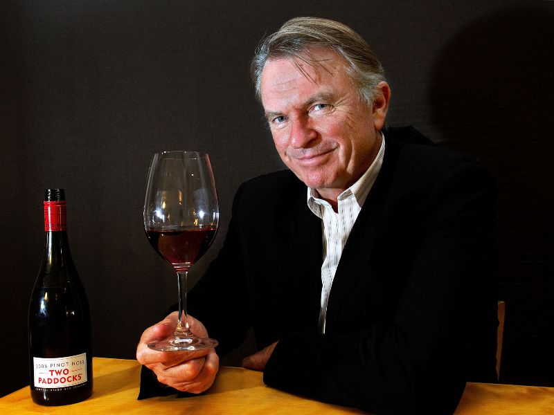 Sam Neill posa junto a una botella de su marca de vinos
