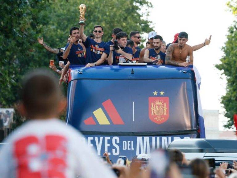 La selección española celebra el título mundial ante Argentina a su paso por la calle Princesa de Madrid.