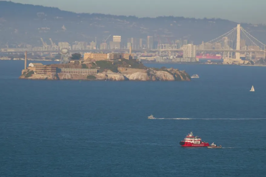La isla de Alcatraz alberga una antigua prisión reconvertida en una importante atracción turística de San Francisco, ubicada en la costa oeste de Estados Unidos.