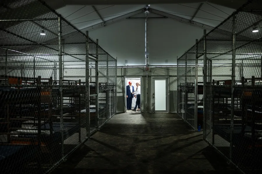 Fotografía tomada de una publicación en la red social X de @WhiteHouse donde se observa el presidente de los Estados Unidos, Donal Trump (i), visitando el centro de detención para migrantes 'Alligator Alcatraz' (Alcatraz Caimán), el 1 de julio de 2025, en Miami (Estados Unidos). EFE/ @whitehouse