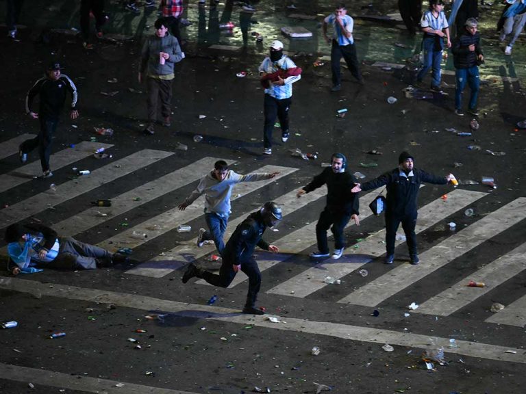 Los aficionados argentinos se enfrentaron a la policía antidisturbios en el Obelisco tras la derrota de Argentina en la final del Mundial de fútbol contra España.