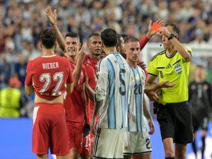 Breel Embolo, Argentina, Suiza, VAR, Leandro Paredes