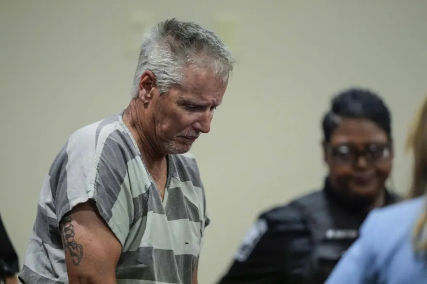 Colin Gray, de 55 años, le regaló a su hijo Colt un fusil AR-15 para la Navidad de 2023, pese a que el joven había amenazado con abrir fuego en una escuela.