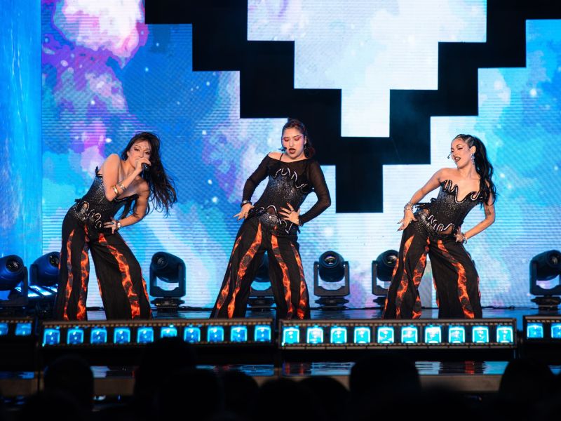 Grupo de chicas salvadoreñas DollHouse en Miss Universe El Salvador 2026
