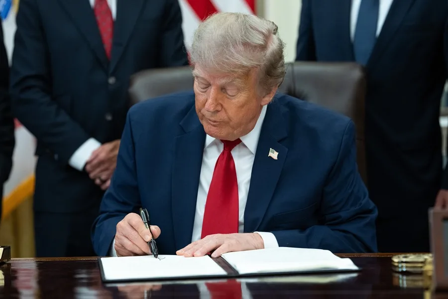Donald Trump firma nuevos aranceles para Canadá